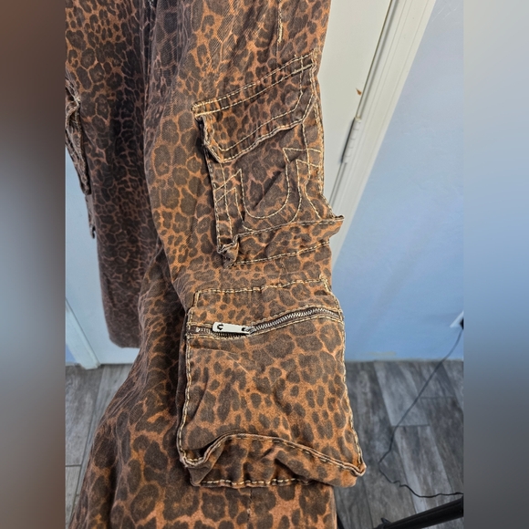 True Religion Bobbi Big T Baggy Leopard Print Cargo Pants - Picture 8 of 15